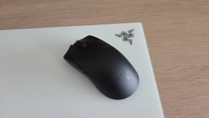 Test du Razer Atlas Pro : un tapis en verre enfin maîtrisé ?